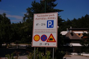 Parkoviště u hlavního vchodu do národního parku Plitvice.