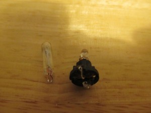 v levo: originální žarovička vypájená z patice ovládáni topení<br />vpravo: nově napájená bíla dioda s odporem, který je schovaný v patici