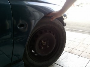 Auto si sedá čím dál níž :-)