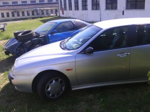 Bok a v pozadi Opravovany Fiat Coupe.
