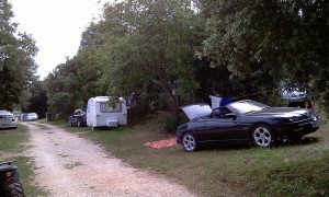 Megakemp u Rovinj, dvojnásobná cena než na Cresu, mizerná pláž, tisíce lidí...