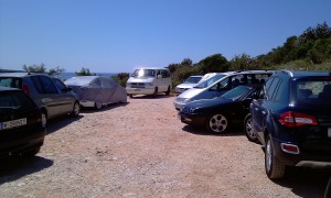 Výlet po hřebenu kopce za Mali Lošinj končil parkovištěm - nacpali jsme se mezi větší auta s naším - pidi - vozem :-) a šli se koupat. ách, to bylo super... Nejlepší koupání za pobyt.