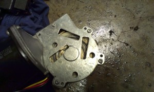 IMAG0002.jpg (485.85 KiB) Zobrazeno 10325 x Motorek s převodovkou v které je snímána pozice stěrače pomocí tří pružných nesmyslů .