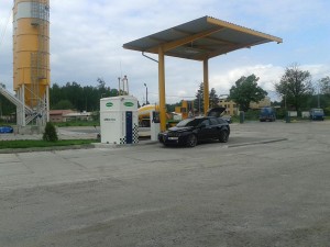 Adamovo tankování, všiměte si hovnocucu vzadu, zrovna mu uvolnilo místo :-)))))))