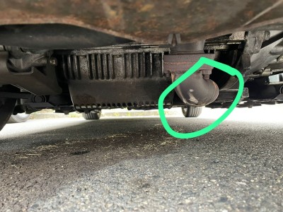 Kryt potrubí po nárazu na obrubník